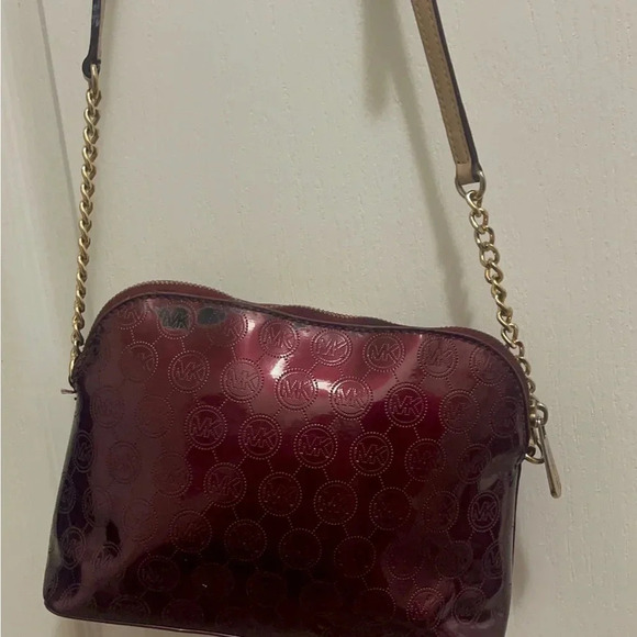 Michael Kors beautiful burgundy, colored Crossbody bag patent with half chain. - Picture 9 of 15